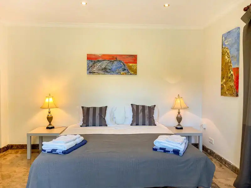 Dormitori de Casa o xalet de lloguer en Marbella amb Aire condicionat, Jardí privat i Terrassa