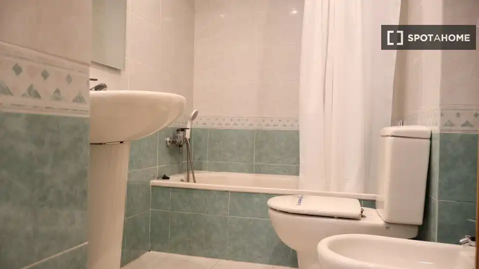 Bathroom of Flat for rent in Valencia  with Air Conditioner, Heating and Furnished