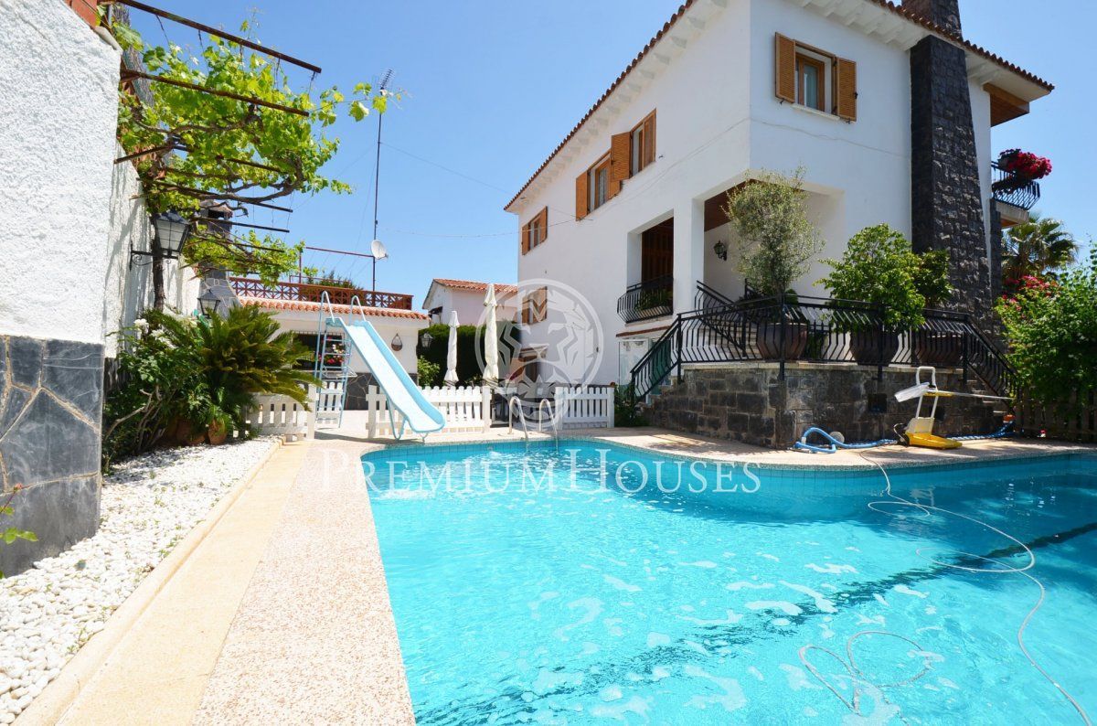 Exterior view of House or chalet for sale in Montgat  with Heating, Private garden and Swimming Pool