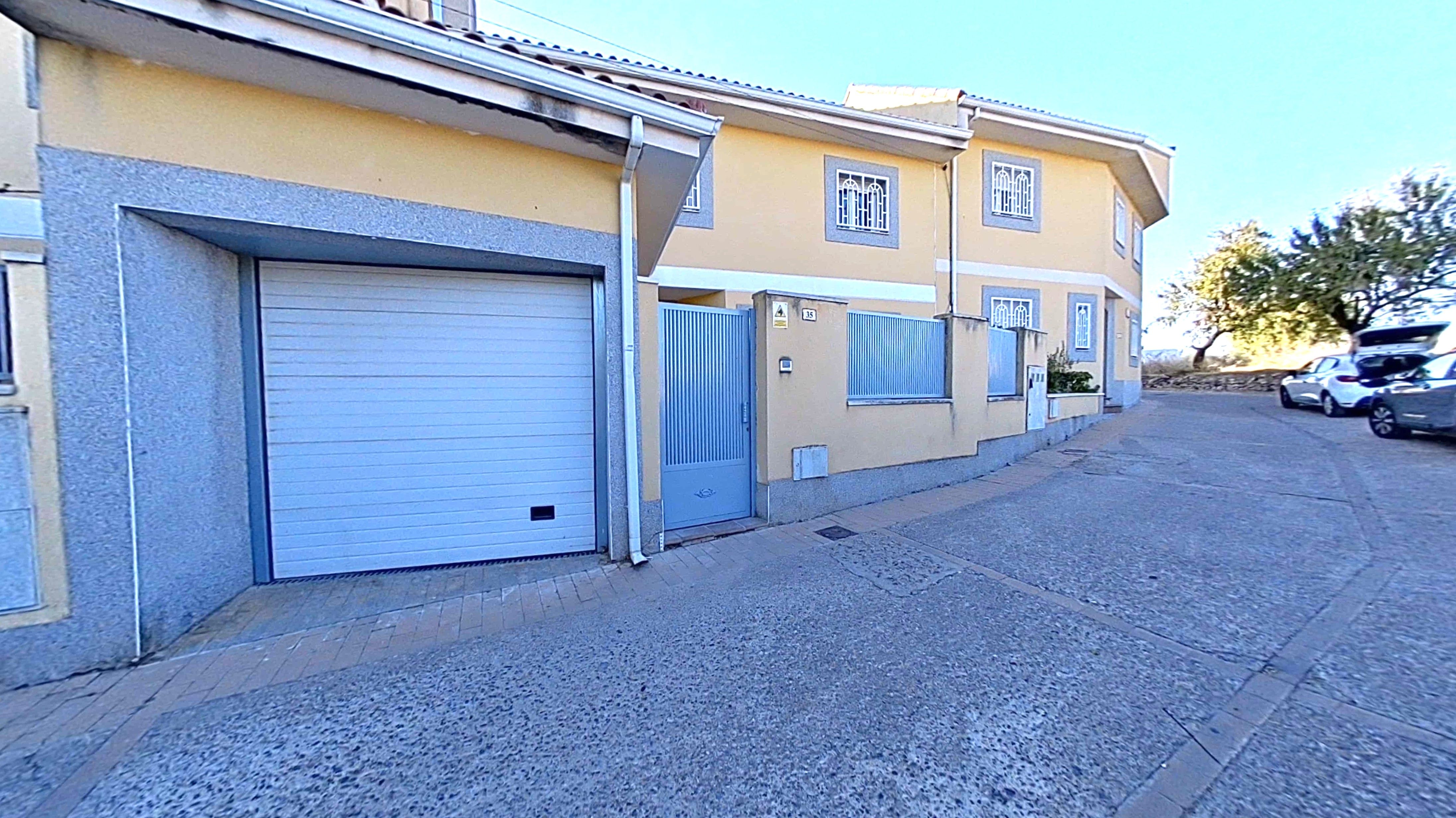 Vista exterior de Pis en venda en Pozuelo del Rey amb Calefacció, Jardí privat i Parquet