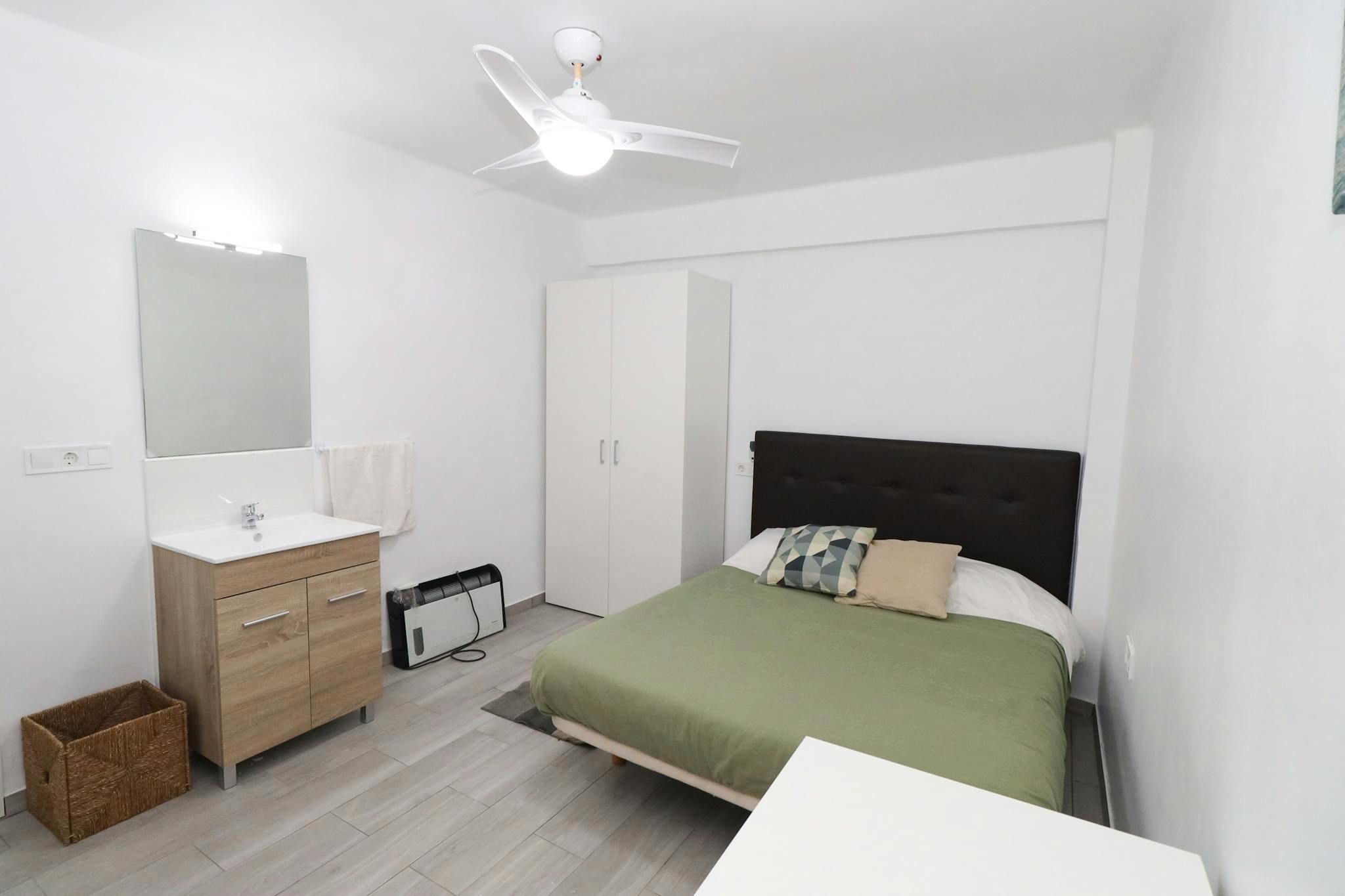 Bedroom of Flat to share in  Valencia Capital  with Washing machine and TV