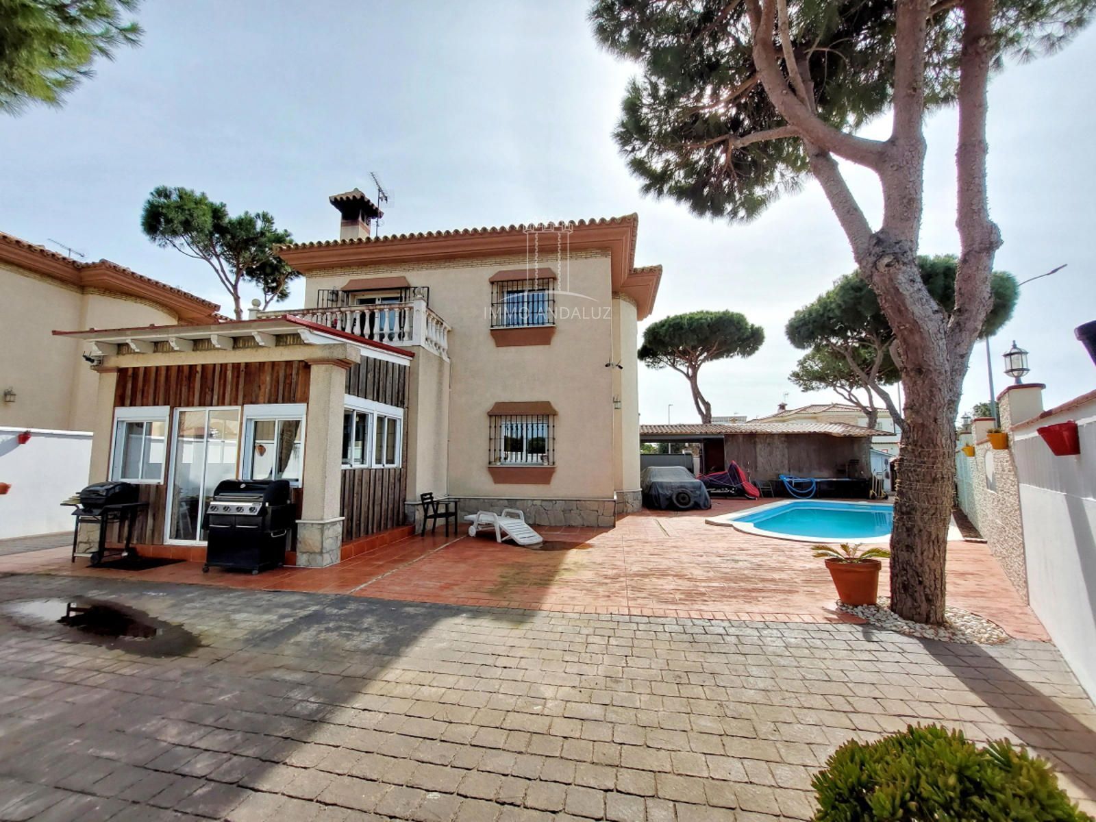 Vista exterior de Casa o xalet en venda en Chiclana de la Frontera amb Calefacció i Piscina