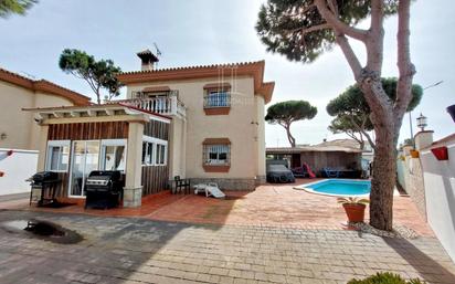 Vista exterior de Casa o xalet en venda en Chiclana de la Frontera amb Calefacció i Piscina