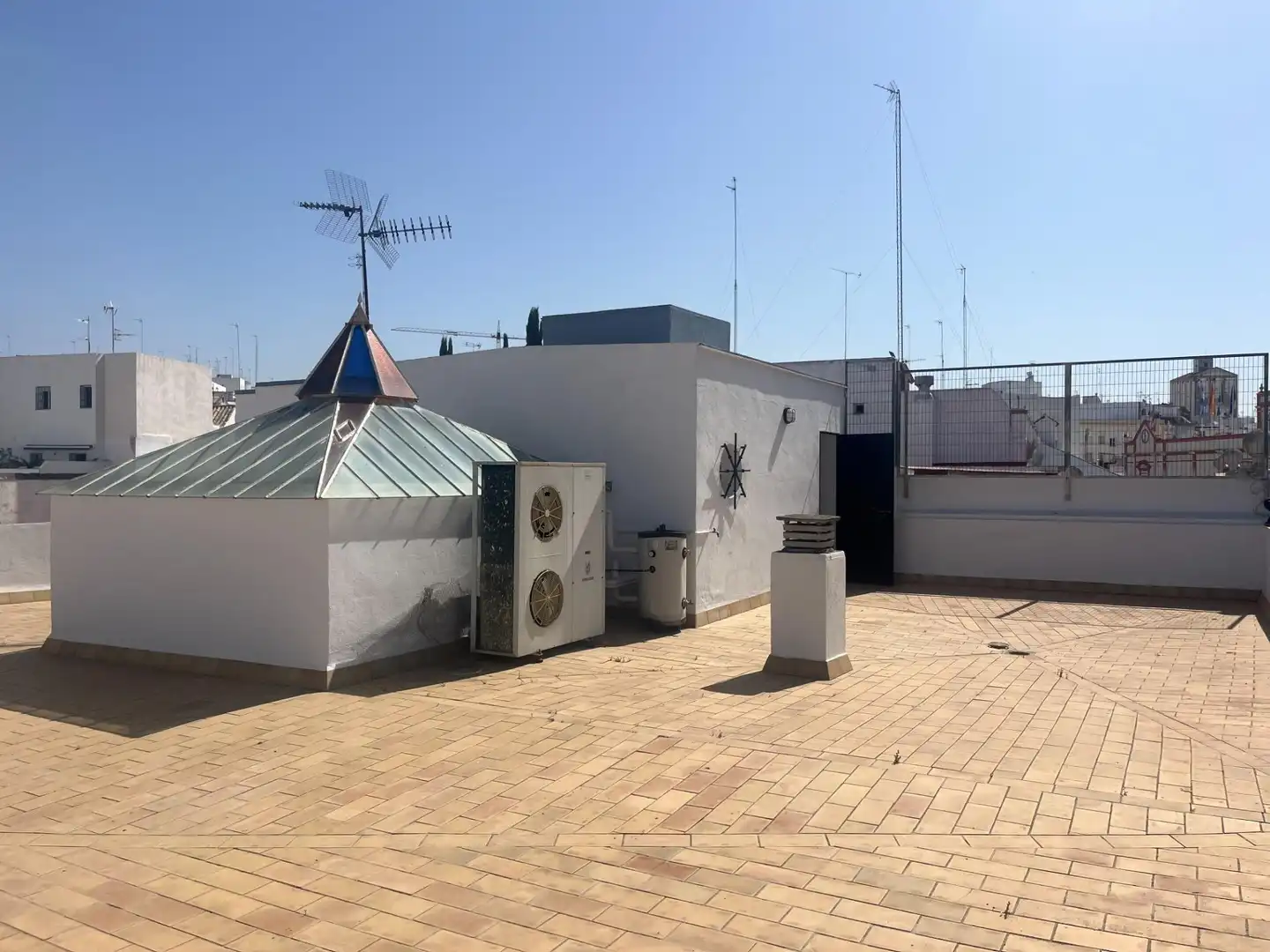 Vista exterior de Casa o chalet de alquiler en Alcalá de Guadaira con Aire acondicionado, Terraza y Amueblado
