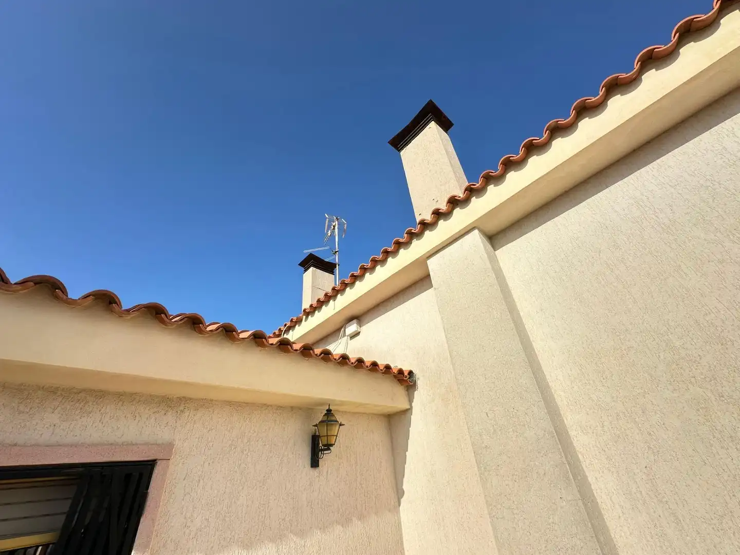 Vista exterior de Casa o xalet en venda en Alicante / Alacant amb Jardí privat, Terrassa i Traster