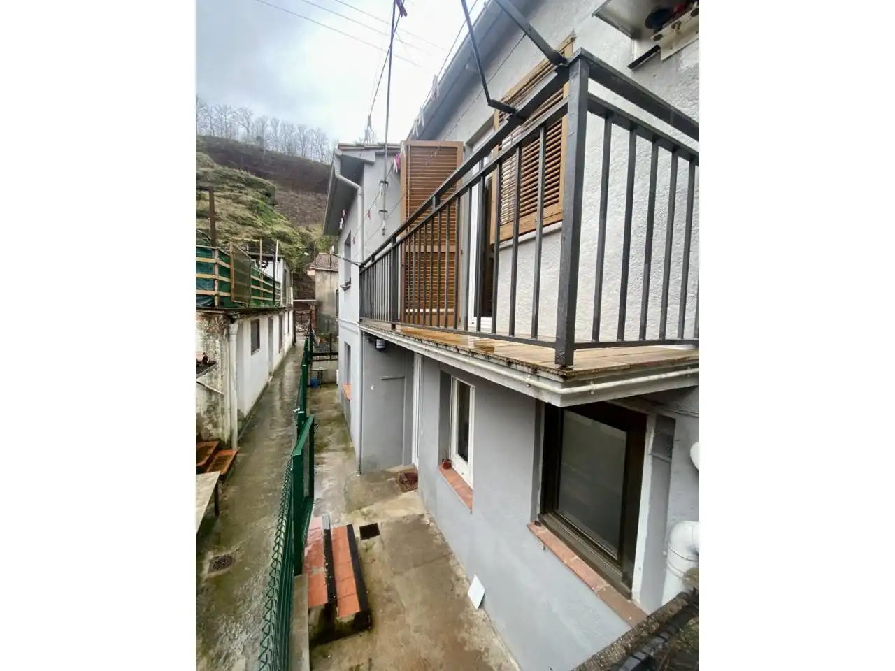 Vista exterior de Casa o xalet en venda en Olot amb Parquet i Terrassa