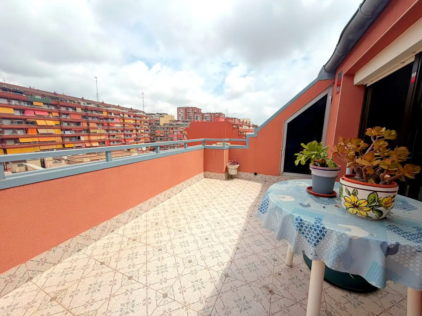 Terraza de Ático en venta en L'Hospitalet de Llobregat con Calefacción, Terraza y Horno