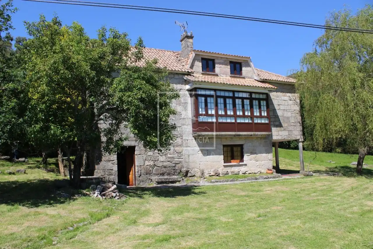 Außenansicht von Country house zum Verkauf in A Lama   mit Privatgarten