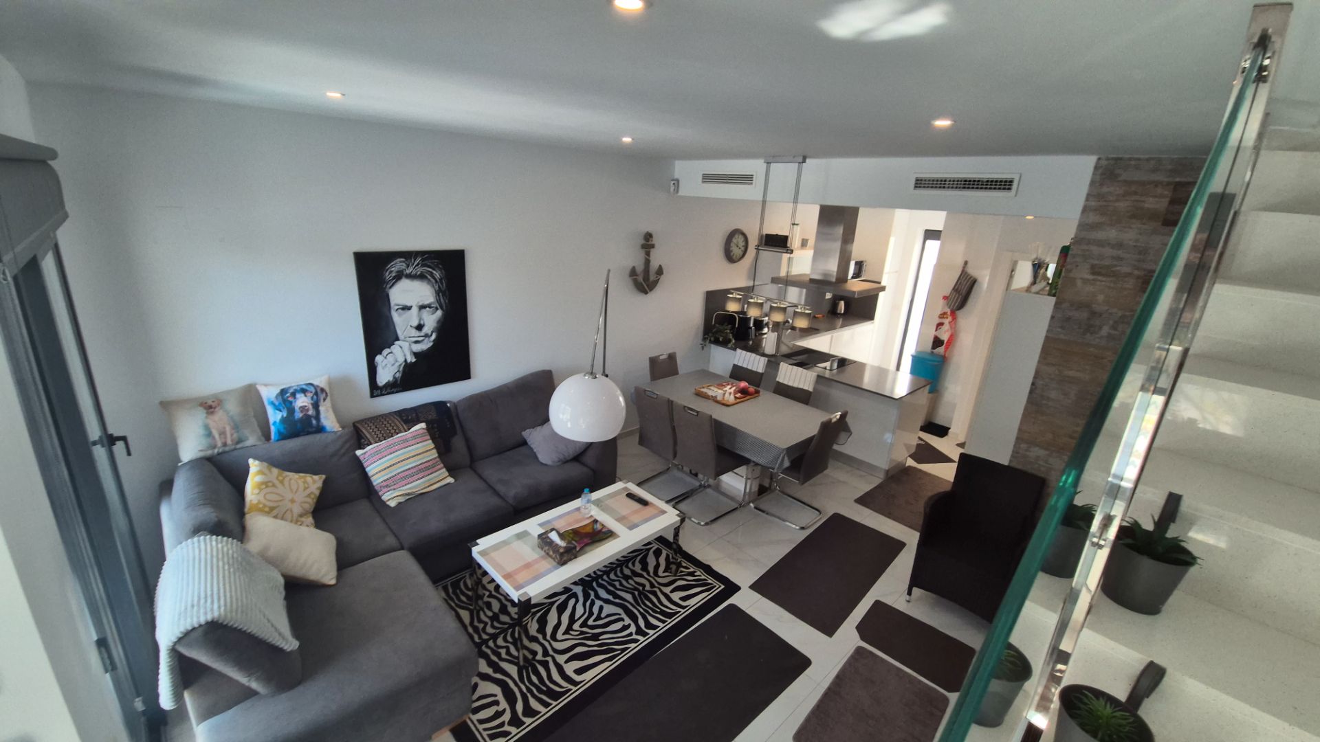 Sala d'estar de Casa adosada en venda en Orihuela amb Aire condicionat, Jardí privat i Terrassa