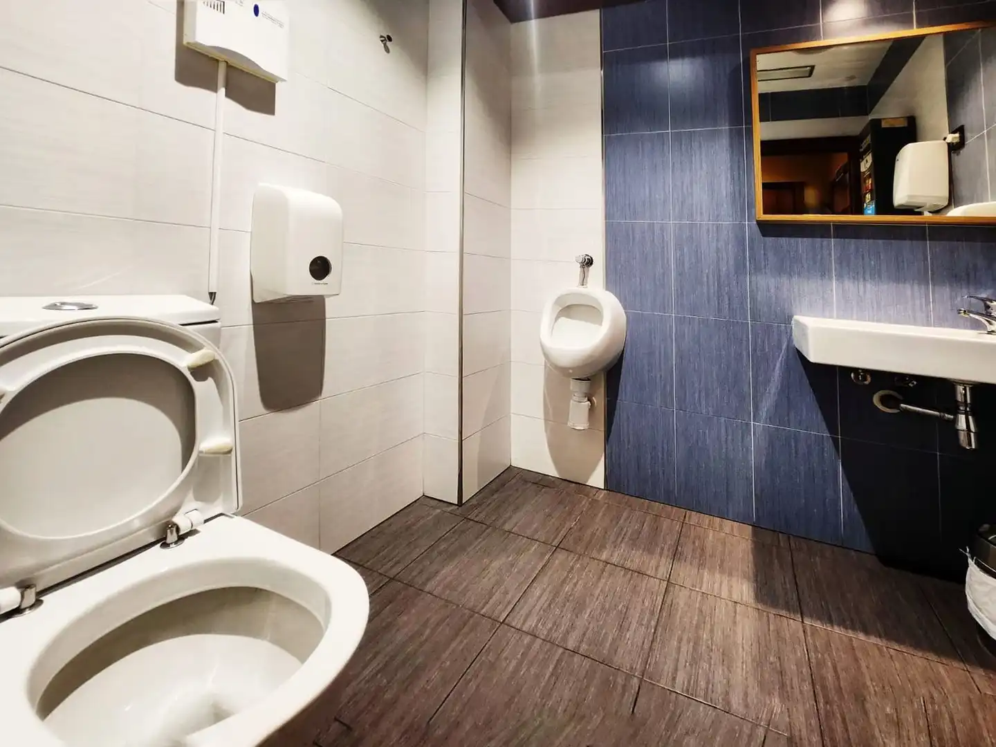 Bathroom of Commercial properties for sale in Pontevedra Capital   with Air Conditioner