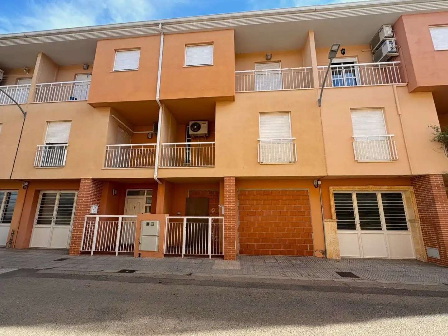 Vista exterior de Casa adosada en venda en Carlet amb Alarma