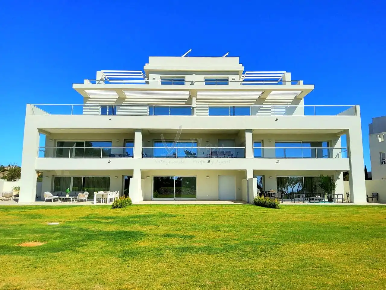 Außenansicht von Wohnungen zum Verkauf in Sotogrande mit Klimaanlage, Terrasse und Möbliert