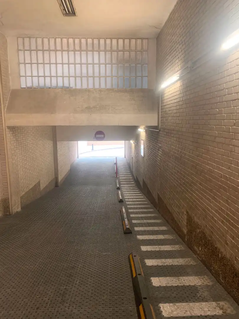 Garage for rent in Calle de Martín de los Heros, 59, Argüelles
