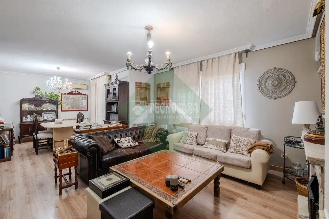 Sala de estar de Casa adosada en venta en Serranillos del Valle con Calefacción y Jardín privado