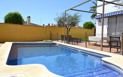 Schwimmbecken von Haus oder Chalet zum verkauf in Bollullos de la Mitación mit Klimaanlage, Terrasse und Schwimmbad