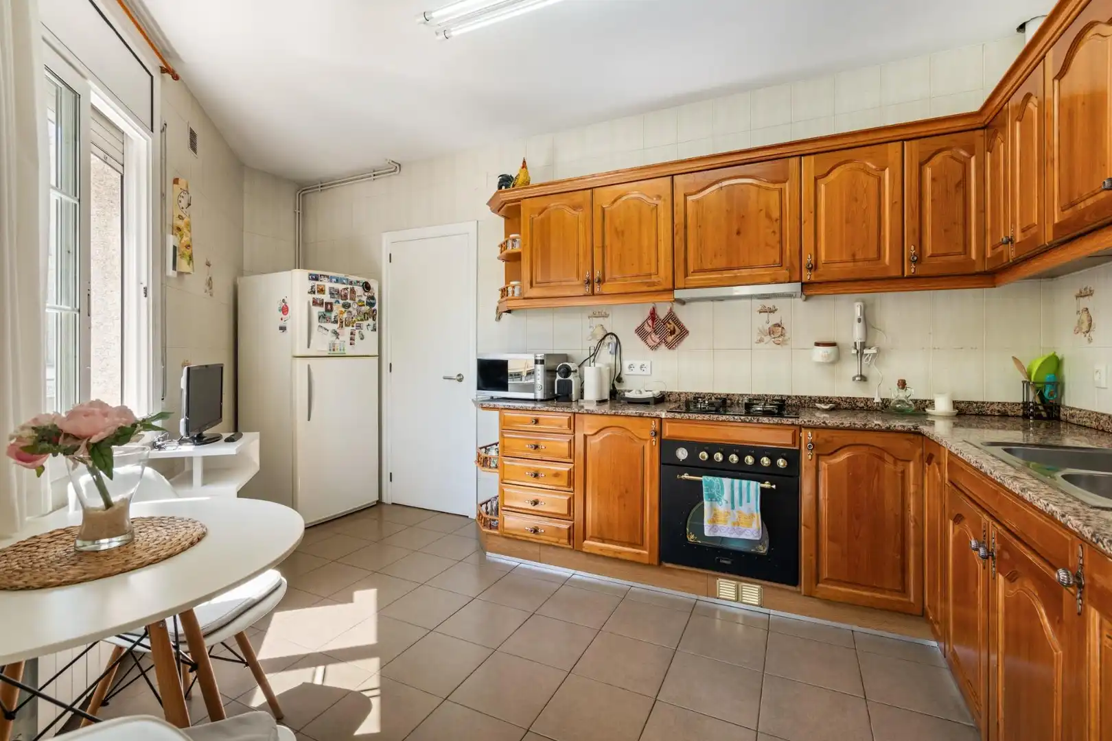 Cocina de Casa adosada en venta en Mollet del Vallès con Aire acondicionado, Calefacción y Jardín privado