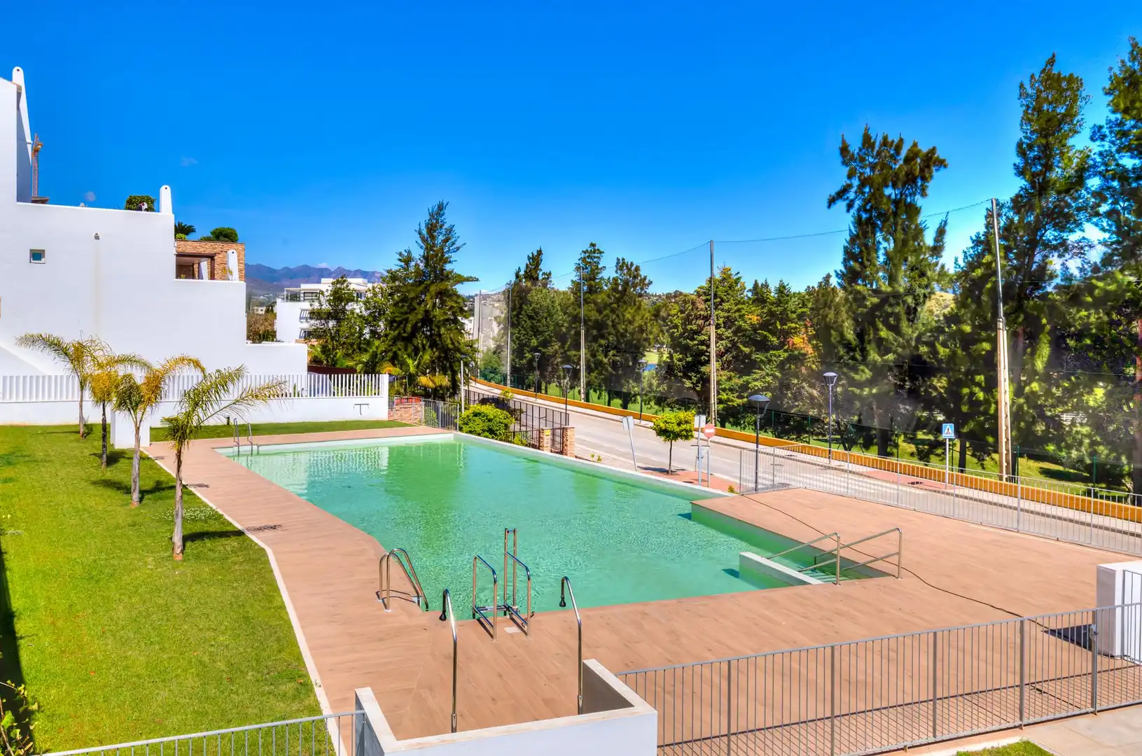 Piscina de Apartamento de alquiler en Mijas con Aire acondicionado, Calefacción y Jardín privado