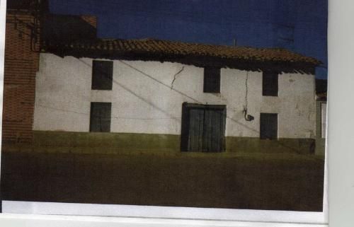 Vista exterior de Casa o xalet en venda en Roperuelos del Páramo amb Calefacció