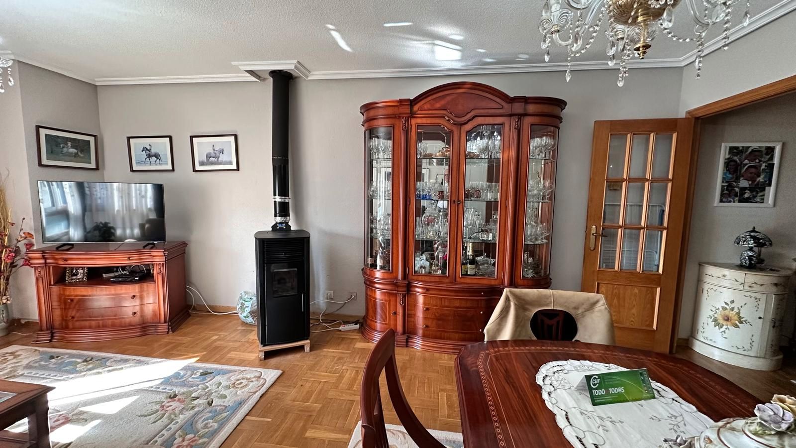 Sala d'estar de Pis en venda en Burgos Capital amb Calefacció, Parquet i Traster