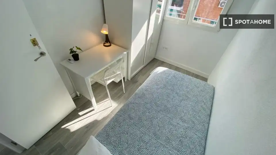 Habitación de Piso de alquiler en Madrid con Aire acondicionado, Calefacción y Amueblado