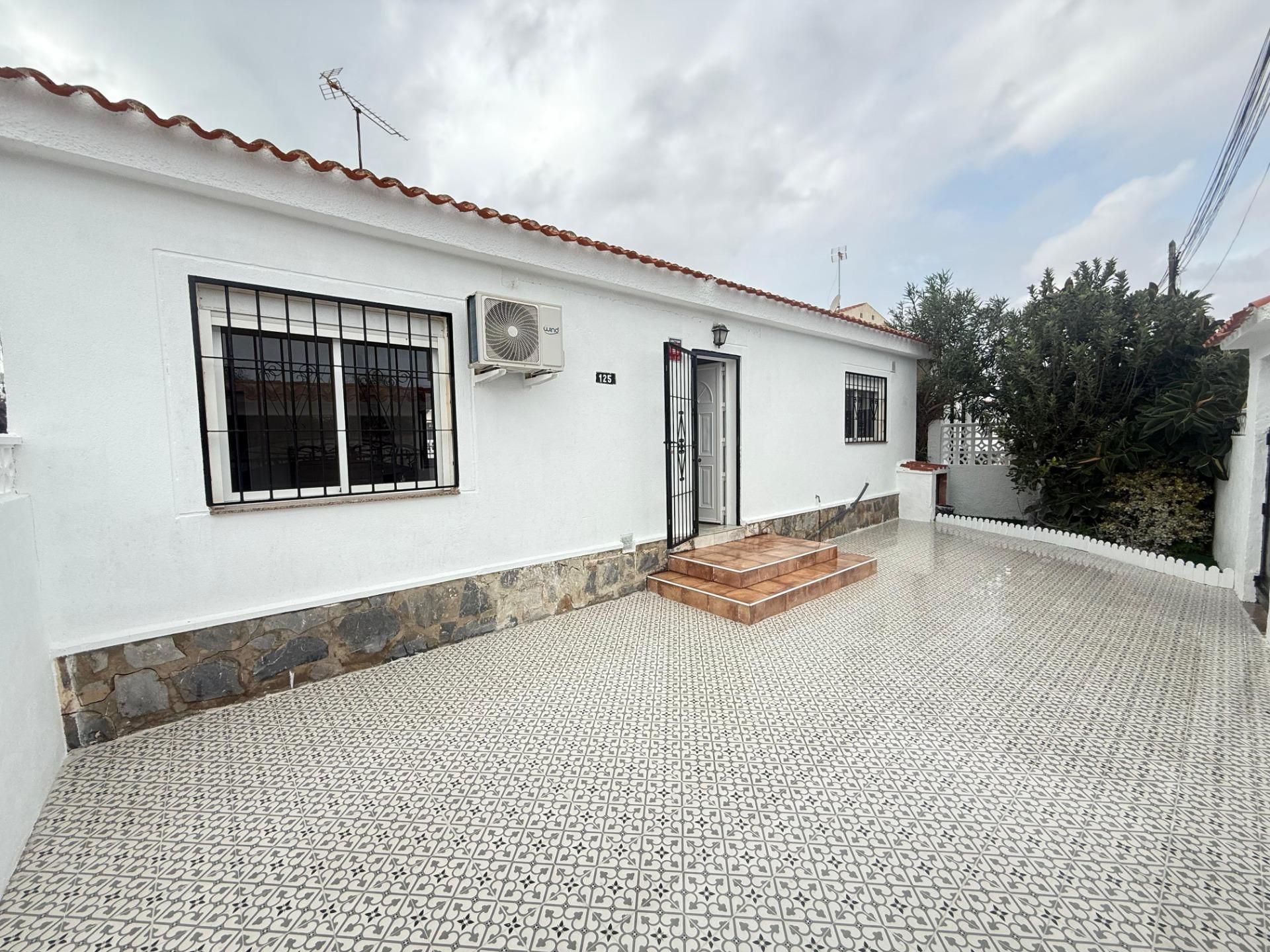 Exterior view of House or chalet for sale in Torrevieja  with Air Conditioner, Private garden and Terrace
