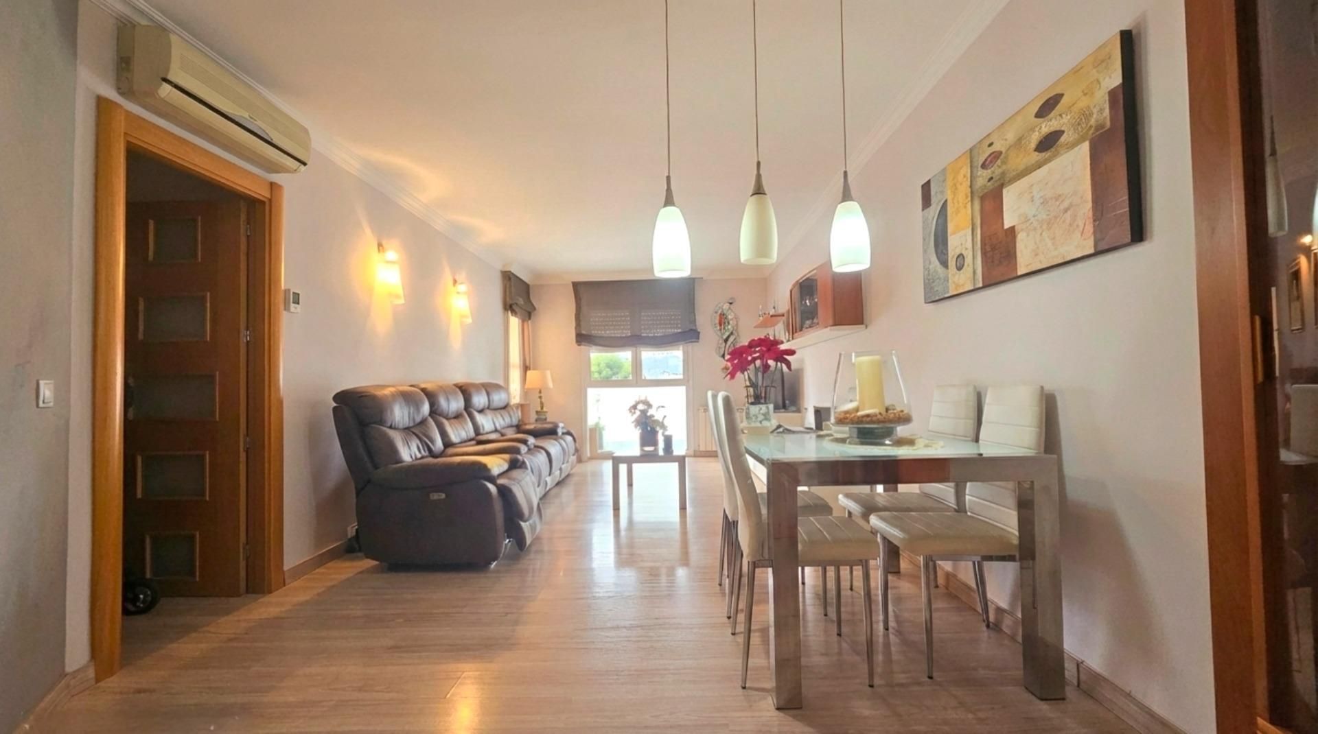 Menjador de Pis en venda en Olesa de Montserrat amb Aire condicionat, Calefacció i Parquet