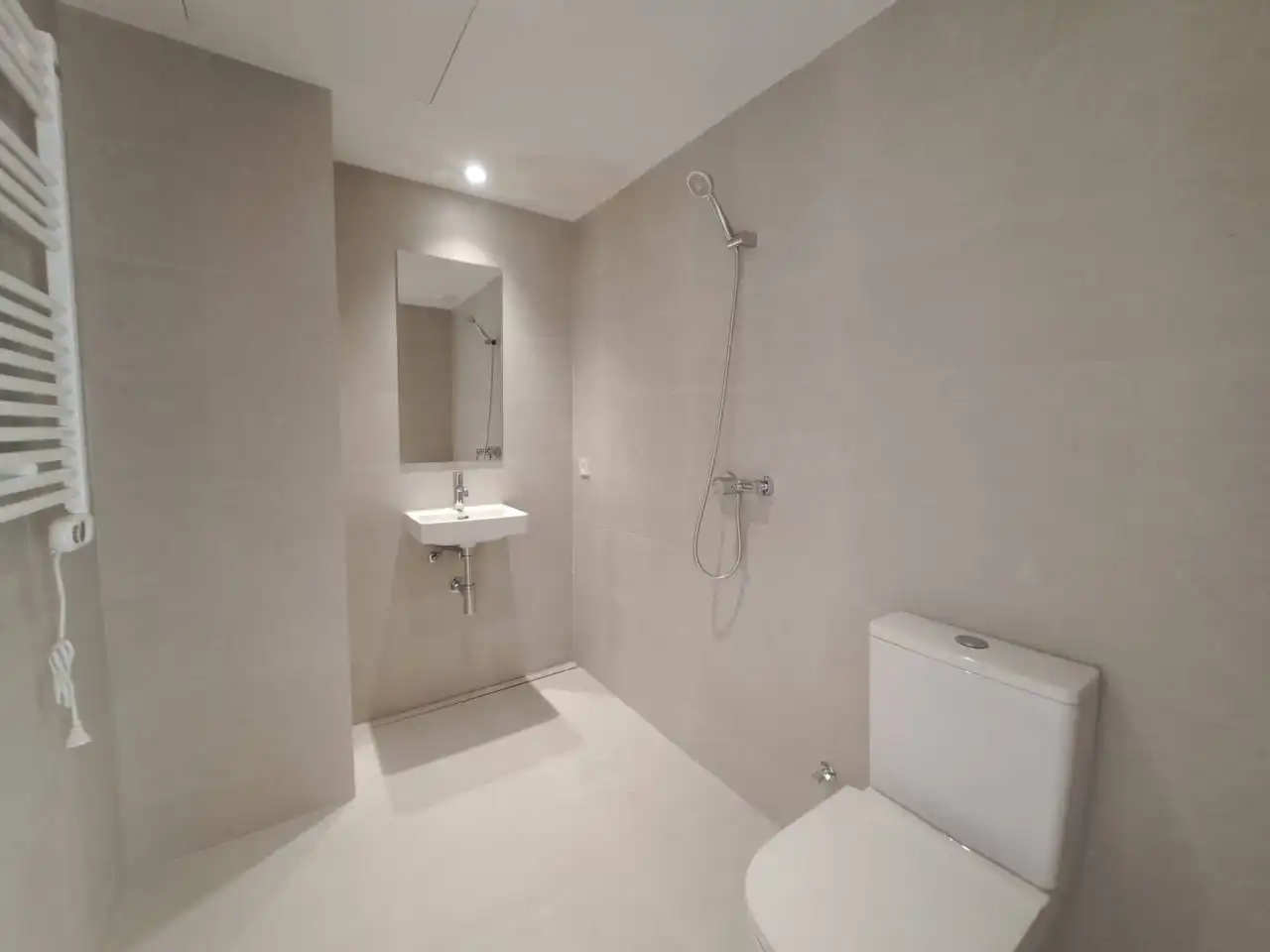 Baño de Piso de alquiler en Sabadell con Aire acondicionado, Calefacción y Parquet