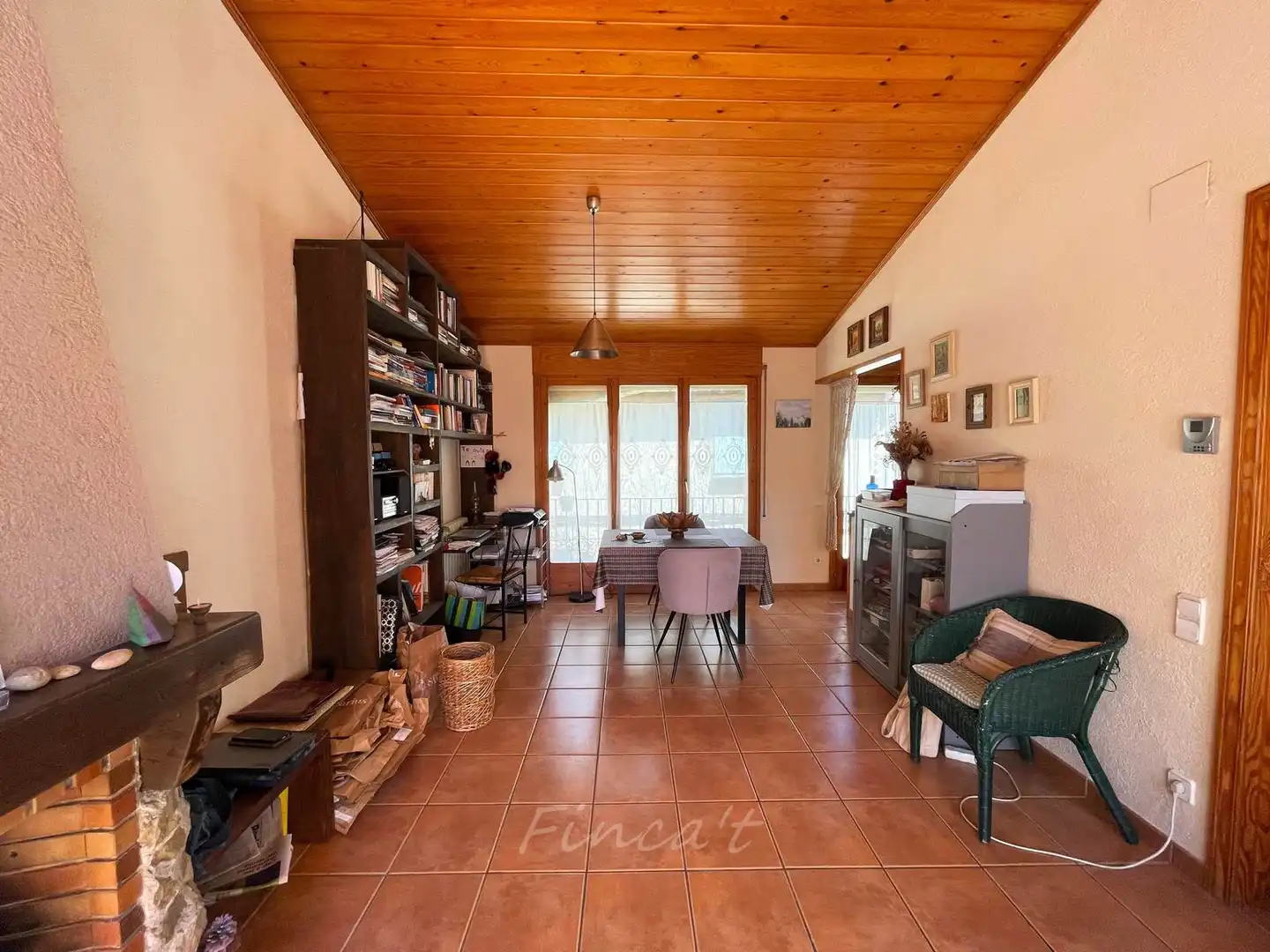 Wohnzimmer von Einfamilien-Reihenhaus zum Verkauf in Castellterçol mit Heizung
