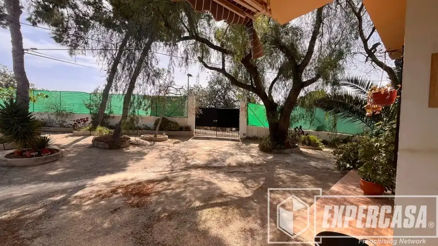 Vista exterior de Casa o xalet en venda en Llíria amb Aire condicionat i Piscina