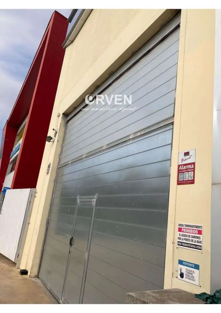 Nave industrielle avec ascenseur à vendre à Poniol