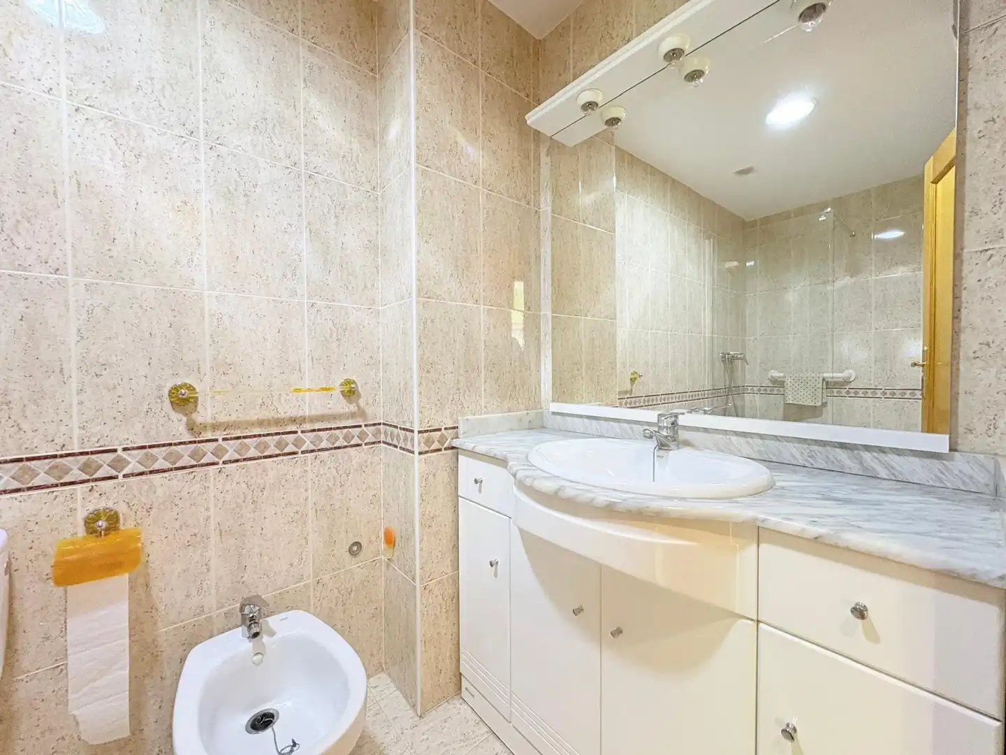 Badezimmer von Wohnung zum Verkauf in Albal mit Klimaanlage, Abstellraum und Balkon