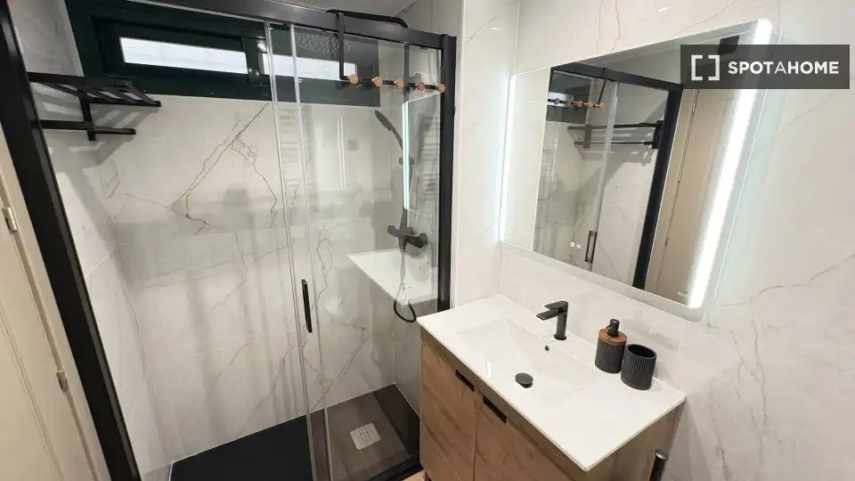 Bathroom of Flat for rent in Madrid  with Air Conditioner, Heating and Furnished