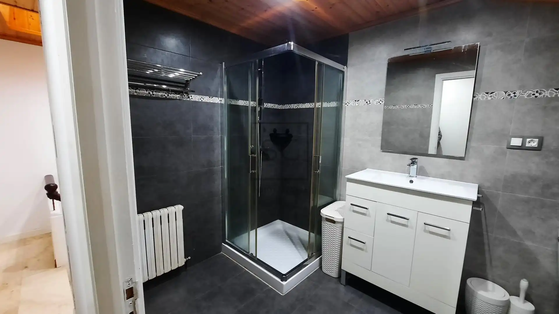 Badezimmer von Einfamilien-Reihenhaus zum Verkauf in Neda mit Heizung, Privatgarten und Alarm