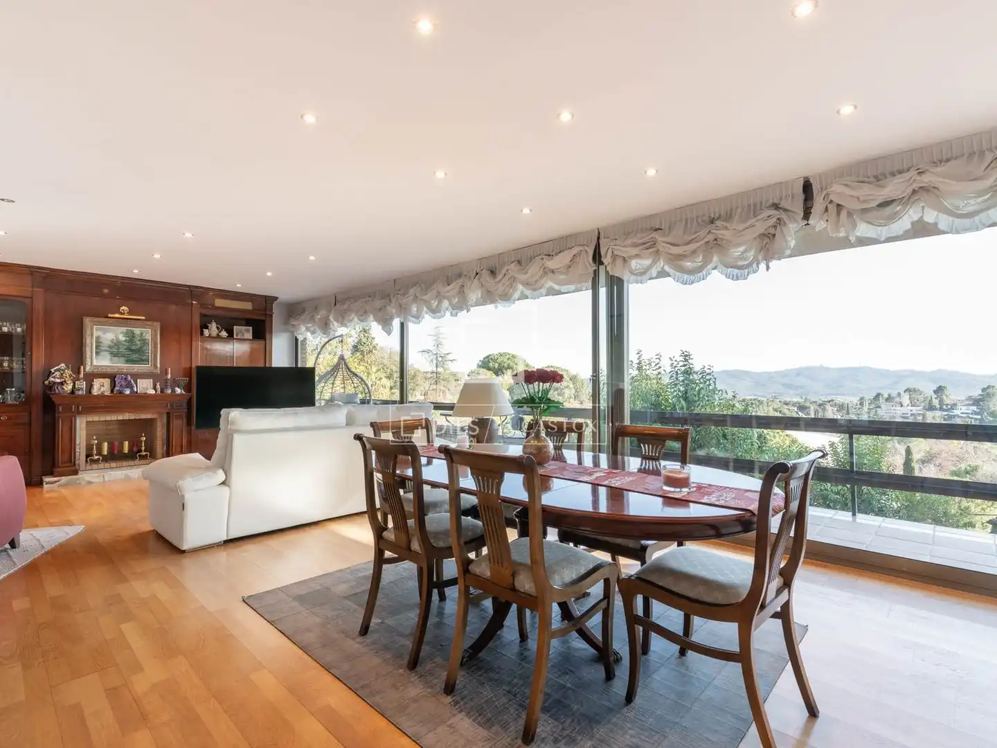 Comedor de Casa o chalet en venta en Cerdanyola del Vallès con Aire acondicionado, Calefacción y Jardín privado