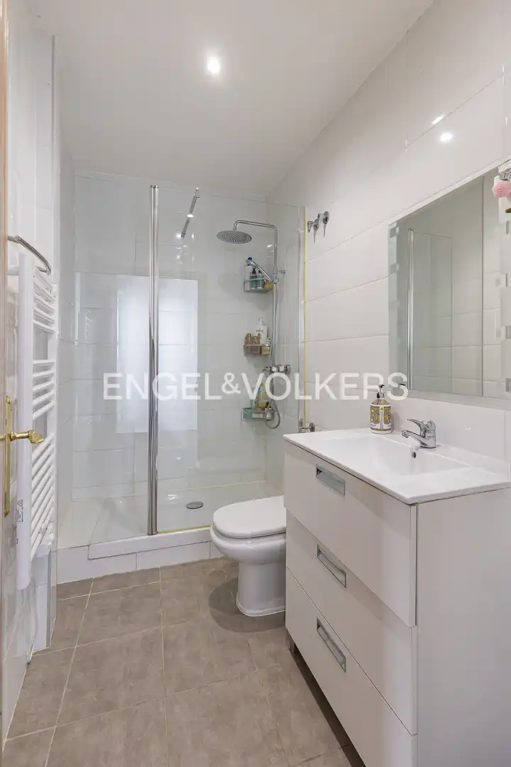 Bathroom of Flat for sale in Madrid  with Air Conditioner, Heating and Terrace