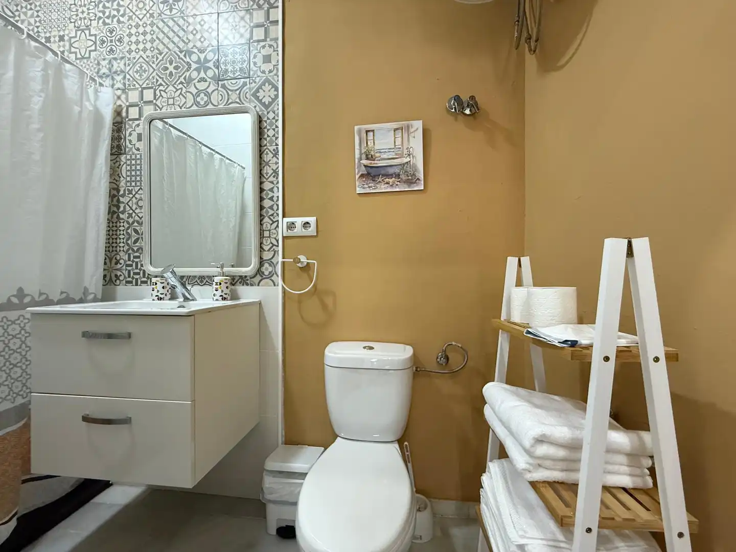 Baño de Apartamento de alquiler en Sanlúcar de Barrameda con Aire acondicionado, Calefacción y Amueblado