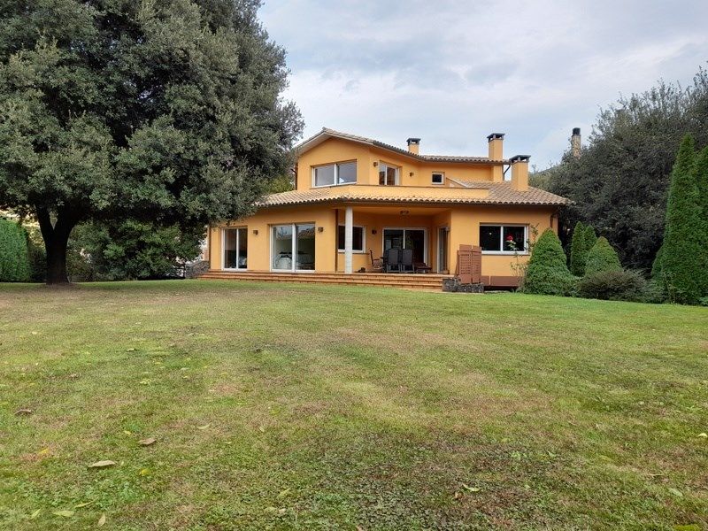 Vista exterior de Casa o xalet en venda en Olot amb Calefacció, Terrassa i Traster