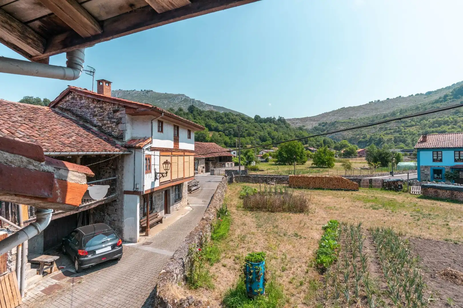 Vista exterior de Casa o xalet en venda en Sobrescobio amb Balcó