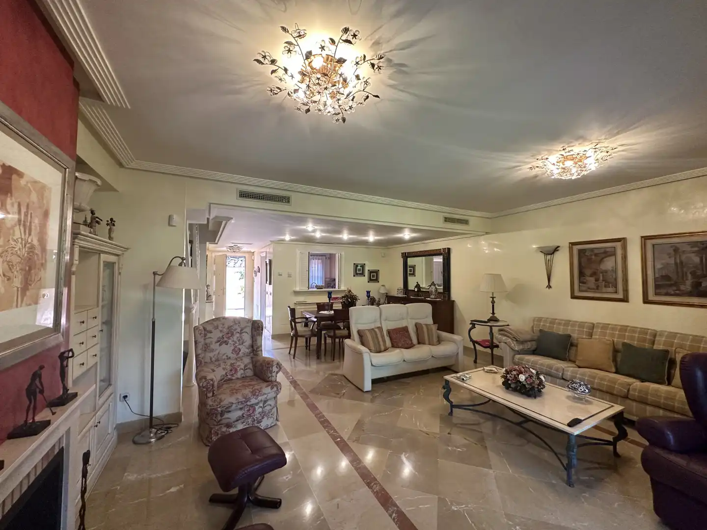 Sala d'estar de Casa adosada de lloguer en Marbella amb Aire condicionat, Jardí privat i Terrassa