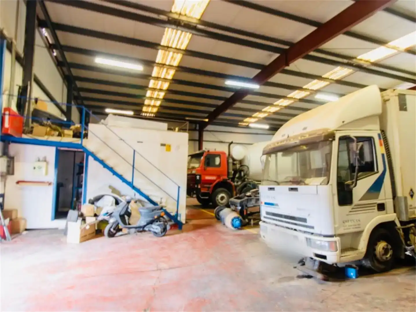 Parkplatz von Fabrikhallen zur Miete in Benahadux