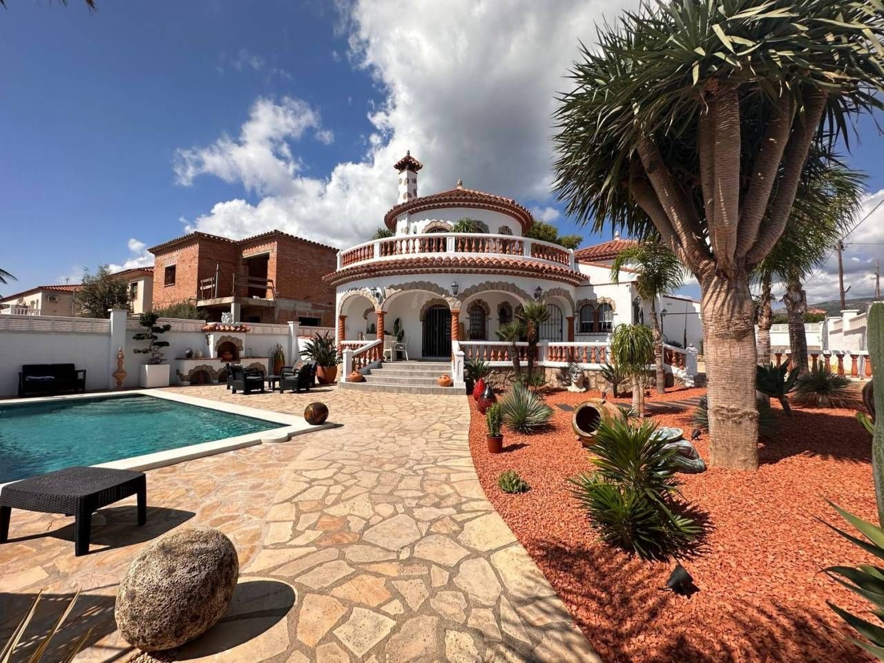 Vista exterior de Casa o xalet en venda en Mont-roig del Camp amb Aire condicionat, Jardí privat i Terrassa