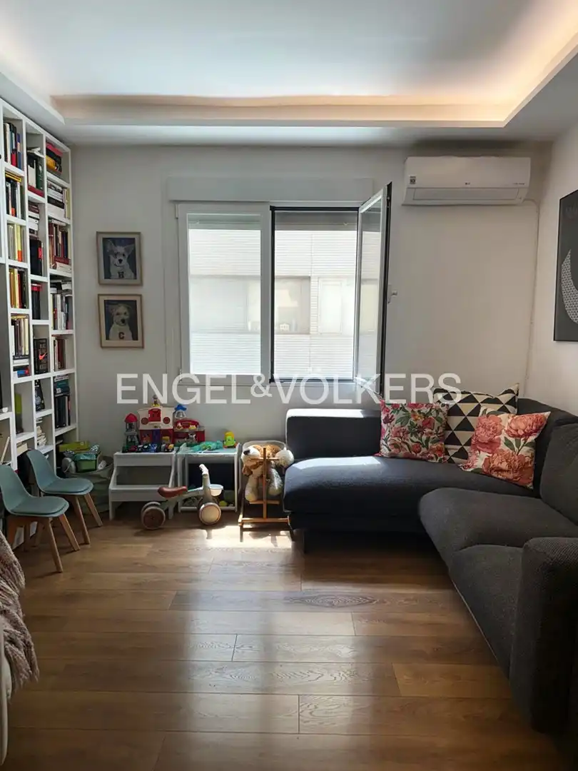Living room of Flat for sale in  Madrid Capital  with Air Conditioner and Heating