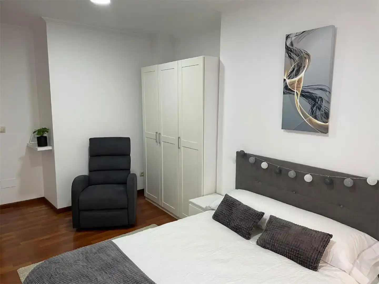 Dormitori de Apartament per a compartir en A Coruña Capital  amb Parquet, Moblat i Forn
