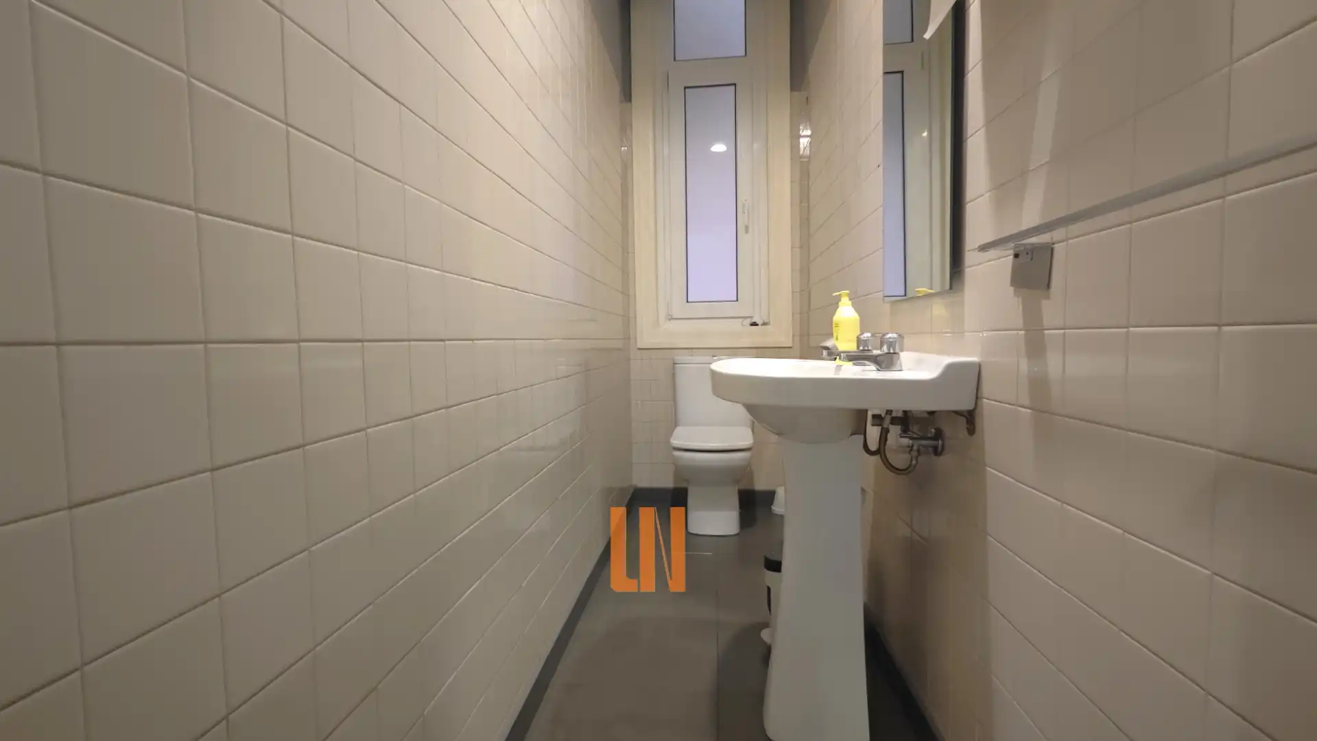 Baño de Oficina de alquiler en A Coruña Capital  con Calefacción y Internet