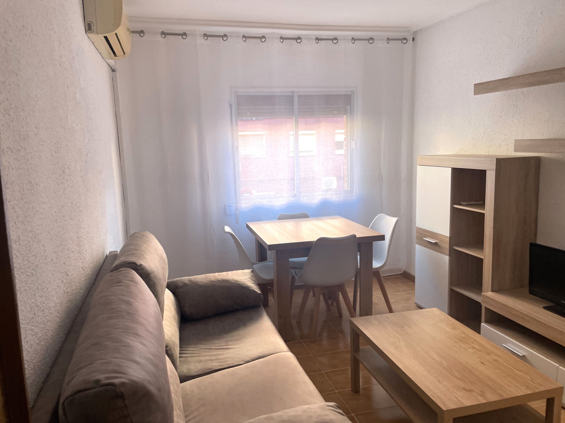 Pis de lloguer a Calle de Eugenia Bueso, Las Fuentes