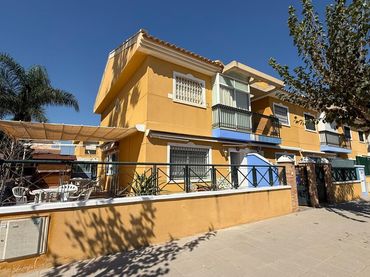 Villa mit Balkon zum Verkauf in Calle Catamarán