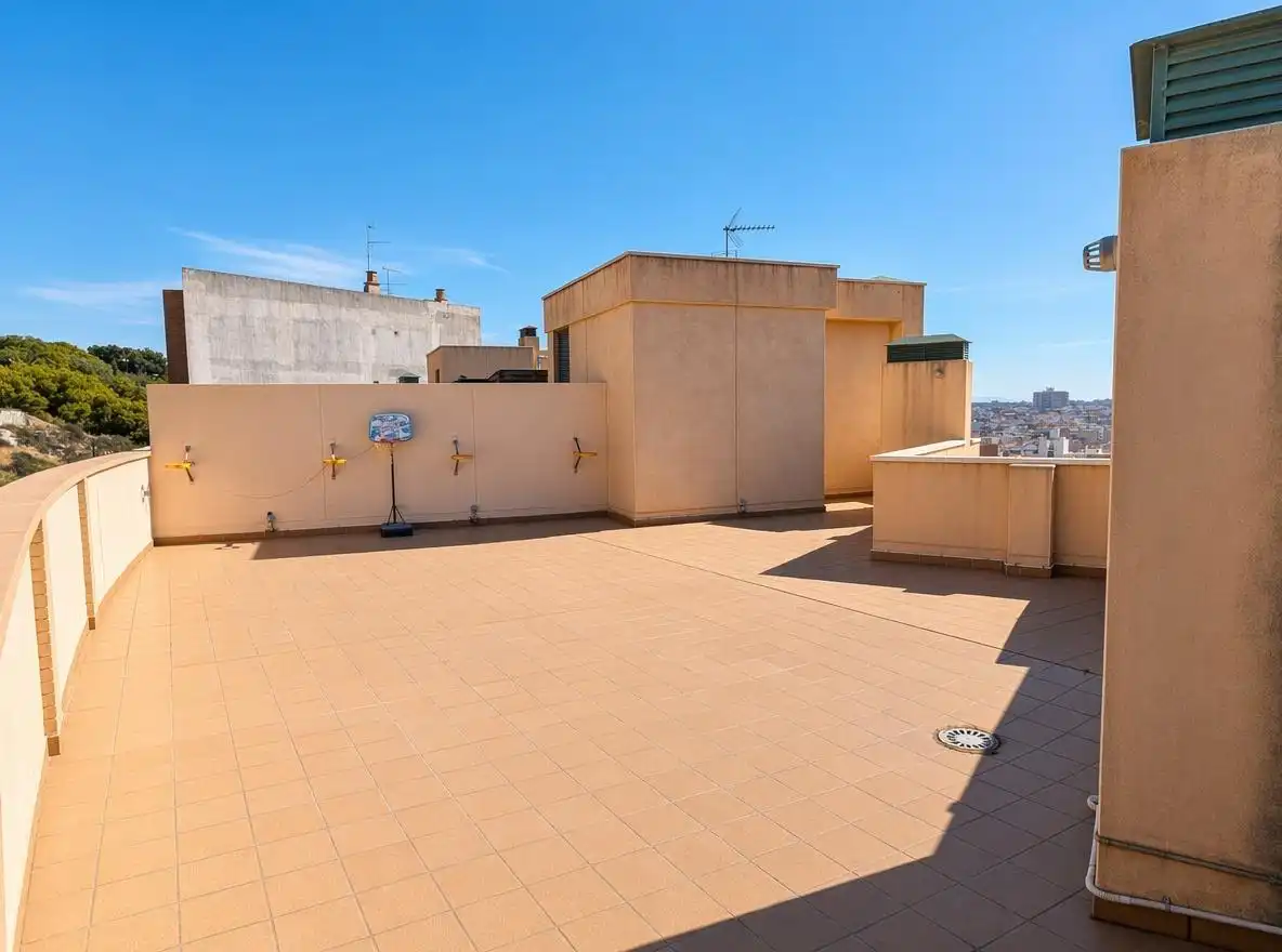 Terrasse von Dachboden zur Miete in Alicante / Alacant mit Terrasse, Abstellraum und Möbliert