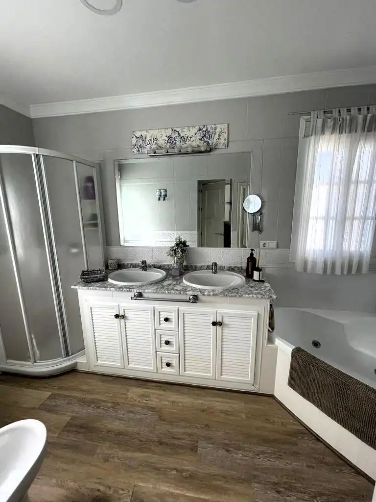 Bathroom of Houses for sale in Chiclana de la Frontera  with Air Conditioner, Private garden and Swimming Pool