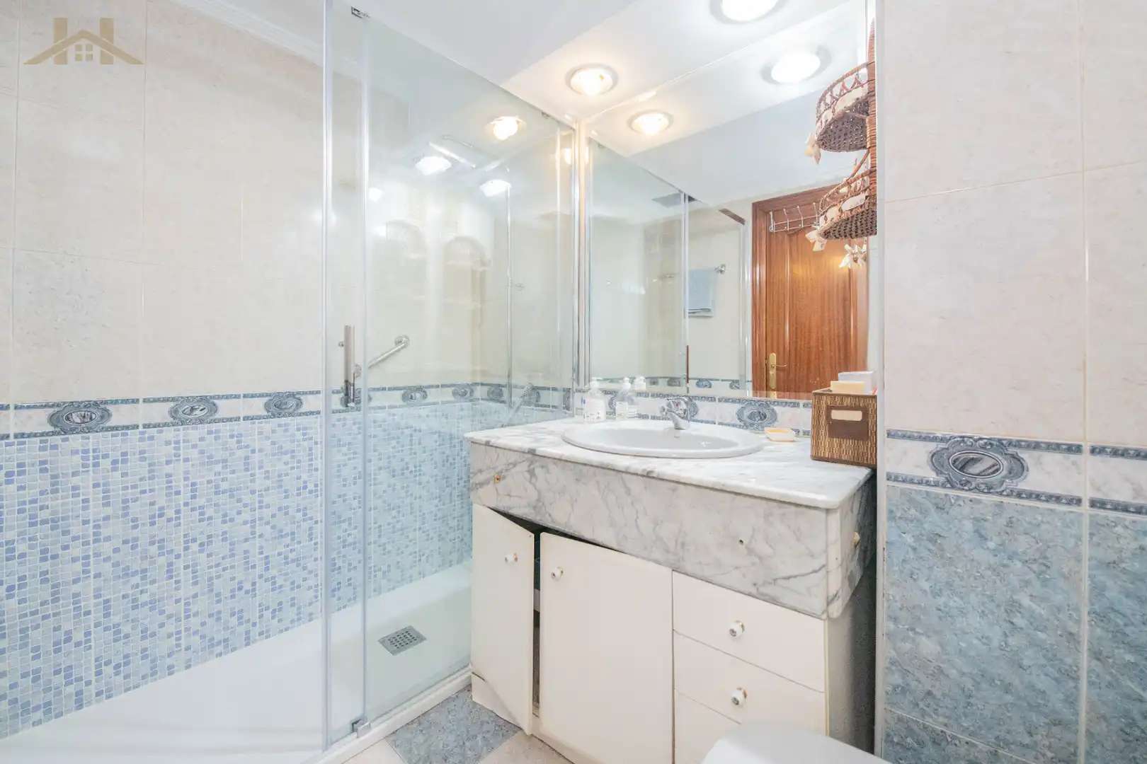 Baño de Casa adosada en venta en Pozuelo de Alarcón con Aire acondicionado, Calefacción y Jardín privado