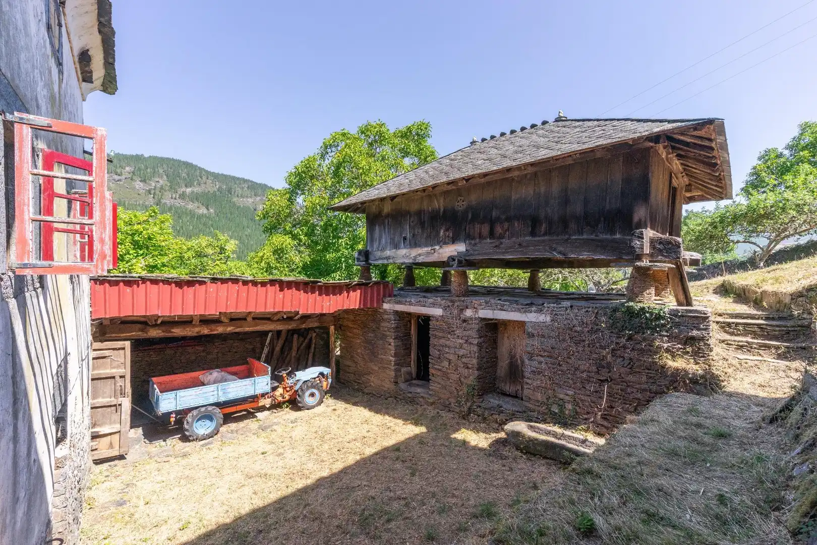 Vista exterior de Casa o xalet en venda en Allande amb Jardí privat i Balcó
